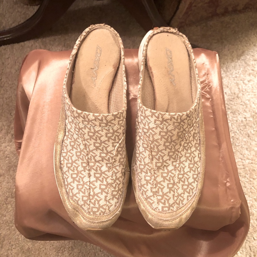 Size 8 comforts shoes